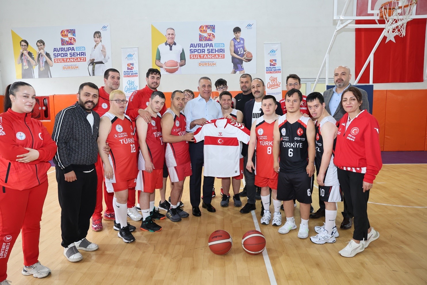 sultangazi belediye baskani dursun down sendromlular basketbol milli takimi ile bulustu 2 zqLCbDbR
