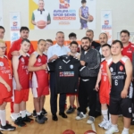 sultangazi-belediye-baskani-dursun-down-sendromlular-basketbol-milli-takimi-ile-bulustu-t2IL2UnJ.jpg