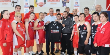 sultangazi-belediye-baskani-dursun-down-sendromlular-basketbol-milli-takimi-ile-bulustu-t2IL2UnJ.jpg