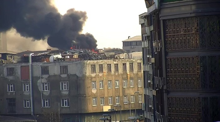 sultangazi cebeci mahallesinde bir binanin catisinda yangin cikti can pazarinin yasandigi yangina itfaiye ekipleri 2C1TrmH9
