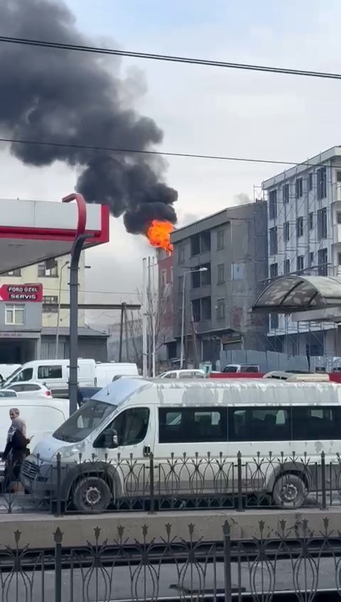 sultangazi cebeci mahallesinde bir binanin catisinda yangin cikti can pazarinin yasandigi yangina itfaiye ekipleri 3LeSQSdN