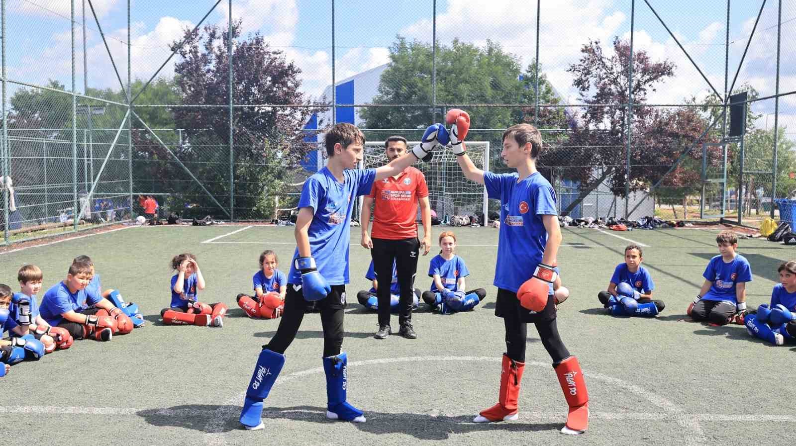 Sultangazi Yaz Spor Okulları’nda gençler 24 branşta eğitim alıyor 5 sultangazi yaz spor okullarinda gencler 24 bransta egitim aliyor 1 UbyQO5dr