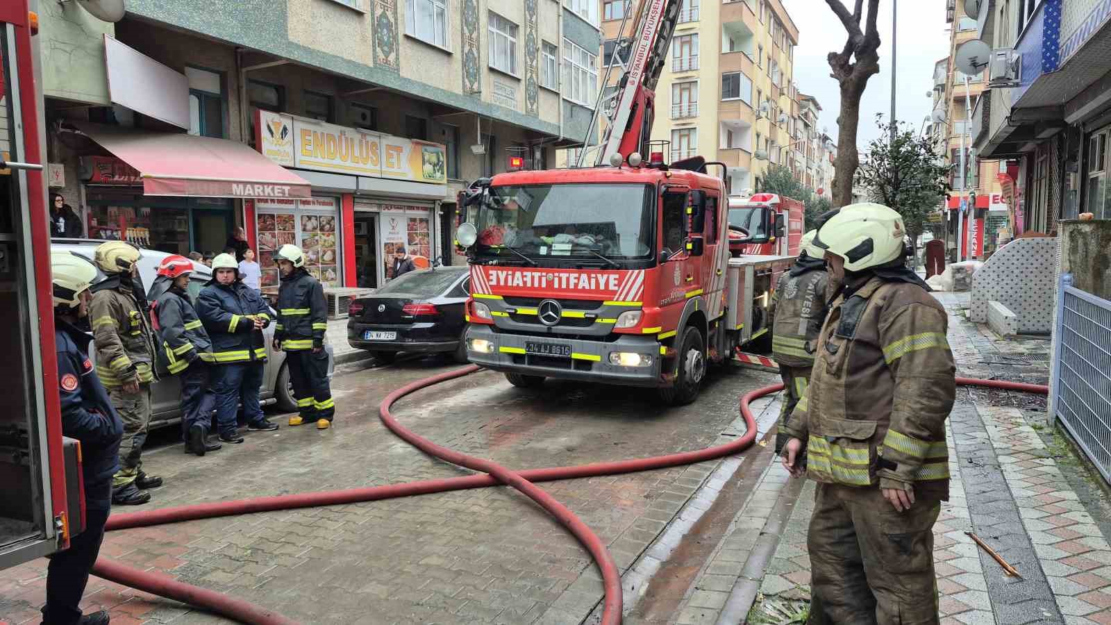 sultangazide 6 katli binada yangin panigi yasandi 2 kisi dumandan etkilendi 4 1FkkOJAU