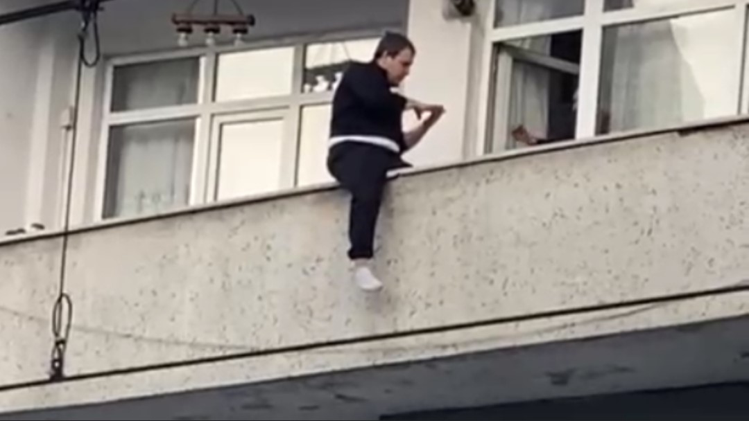 sultangazide balkondan atlamak isteyen genc yurekleri agza getirdi 0
