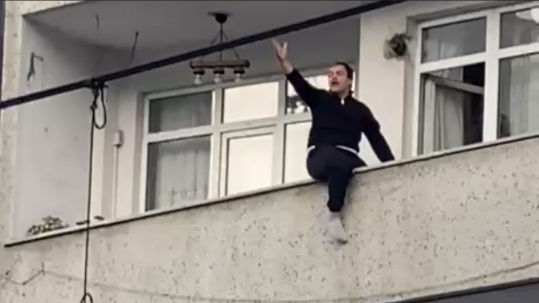 sultangazide balkondan atlamak isteyen genc yurekleri agza getirdi 1
