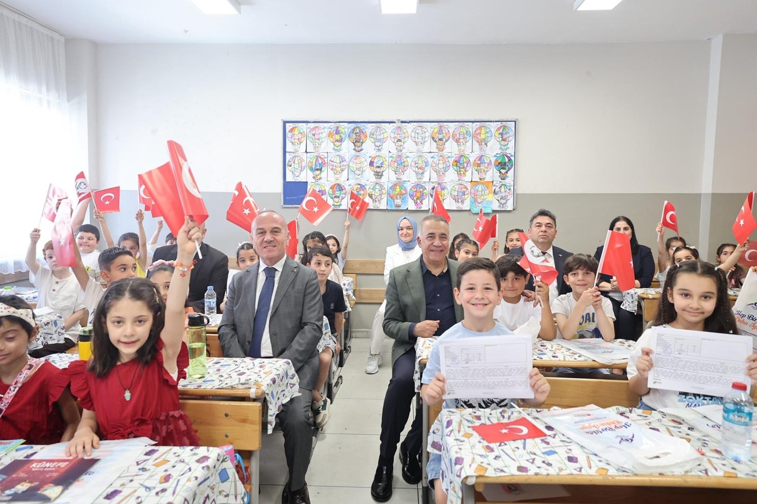 sultangazide baskan dursun ogrencilerin karne heyecanina ortak oldu 4 ZzXzPKZb