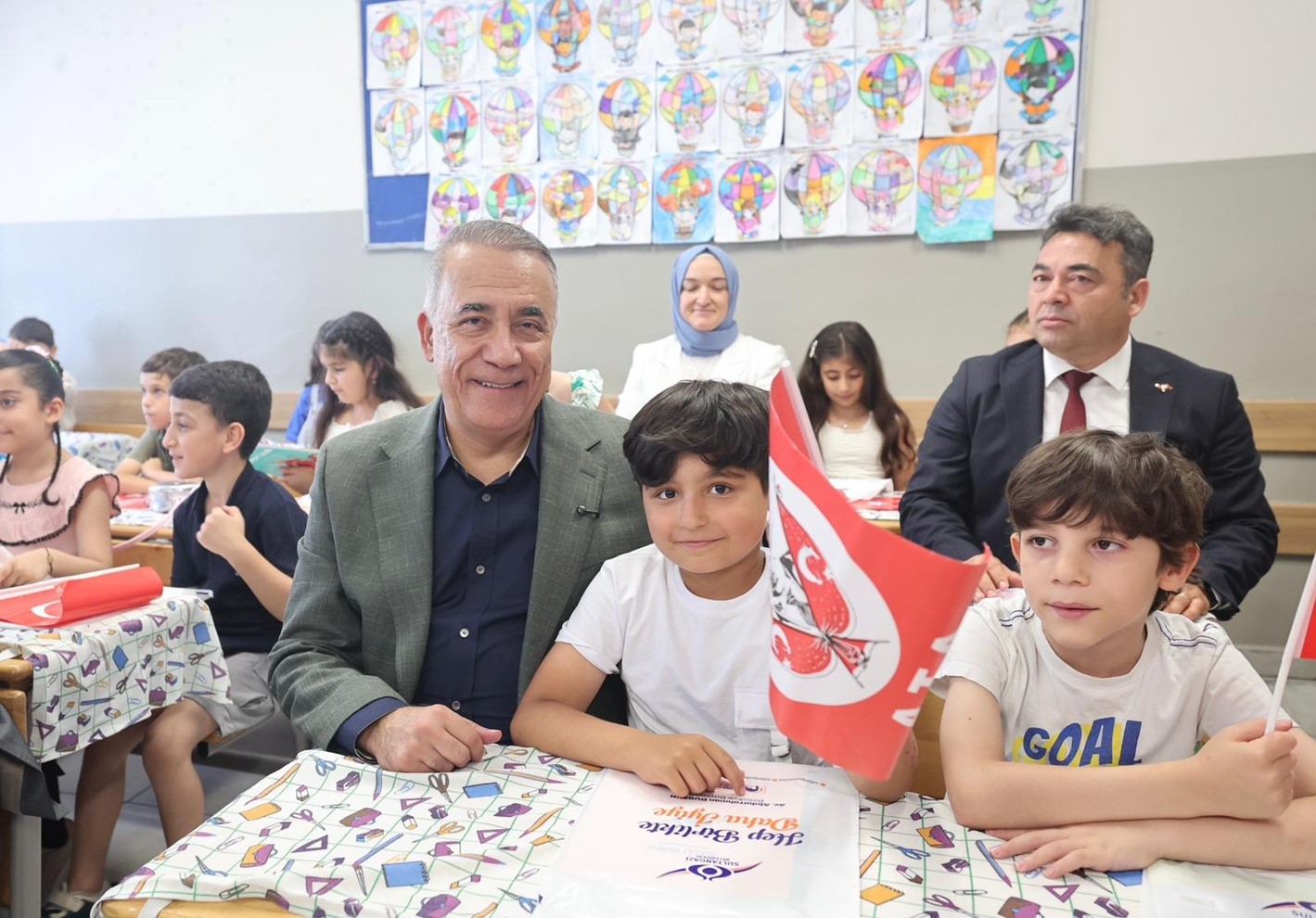 sultangazide baskan dursun ogrencilerin karne heyecanina ortak oldu 5 JFydHLTG