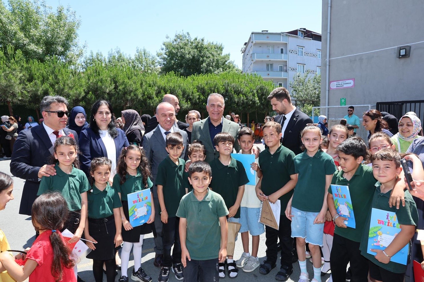 sultangazide baskan dursun ogrencilerin karne heyecanina ortak oldu 6 AgLtvQia
