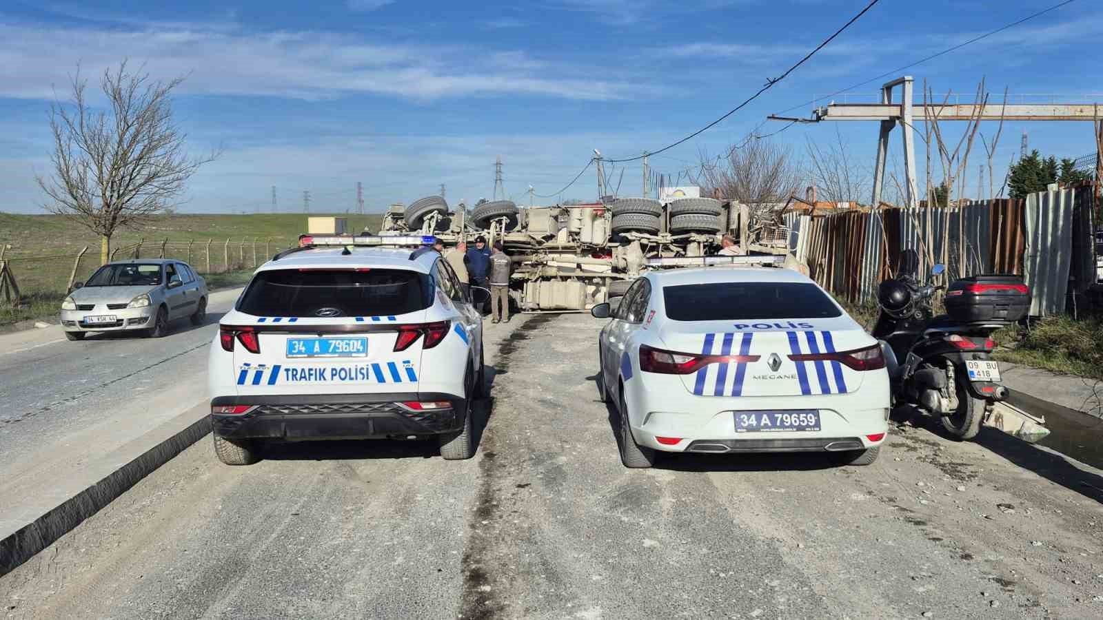sultangazide beton mikseri devrildi surucu yaralandi 0 eGbbCWFC