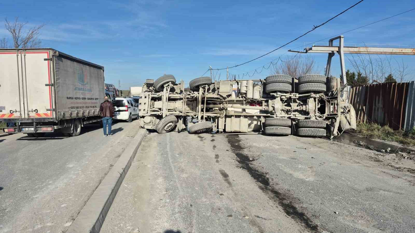 sultangazide beton mikseri devrildi surucu yaralandi 2 7mTFzJW8