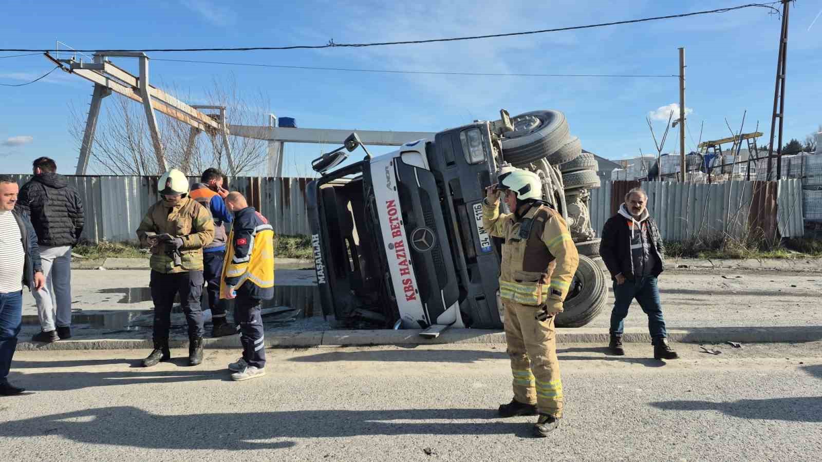 sultangazide beton mikseri devrildi surucu yaralandi 3 9WwyYfj9