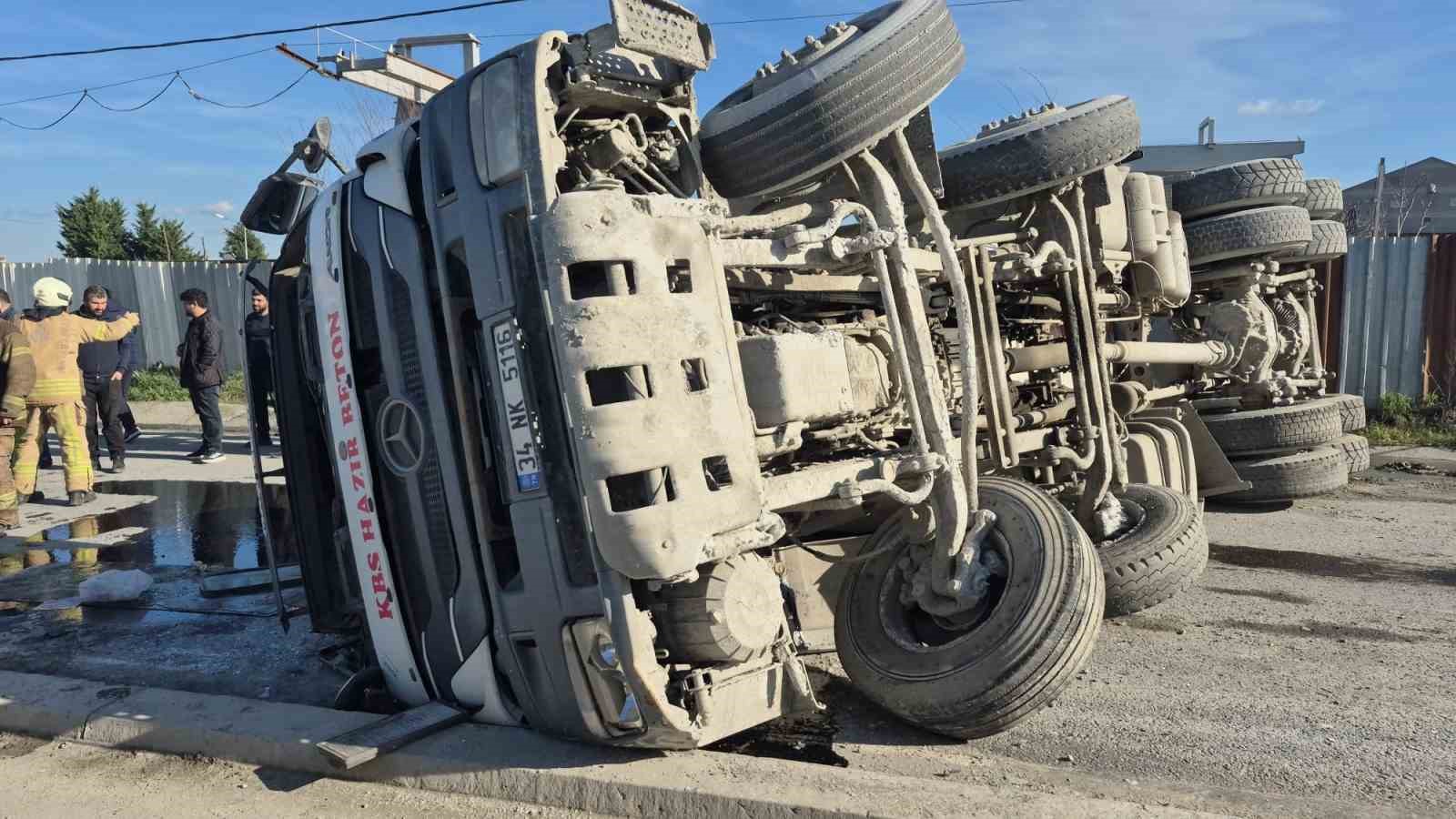 sultangazide beton mikseri devrildi surucu yaralandi 4 UEGwEl8V