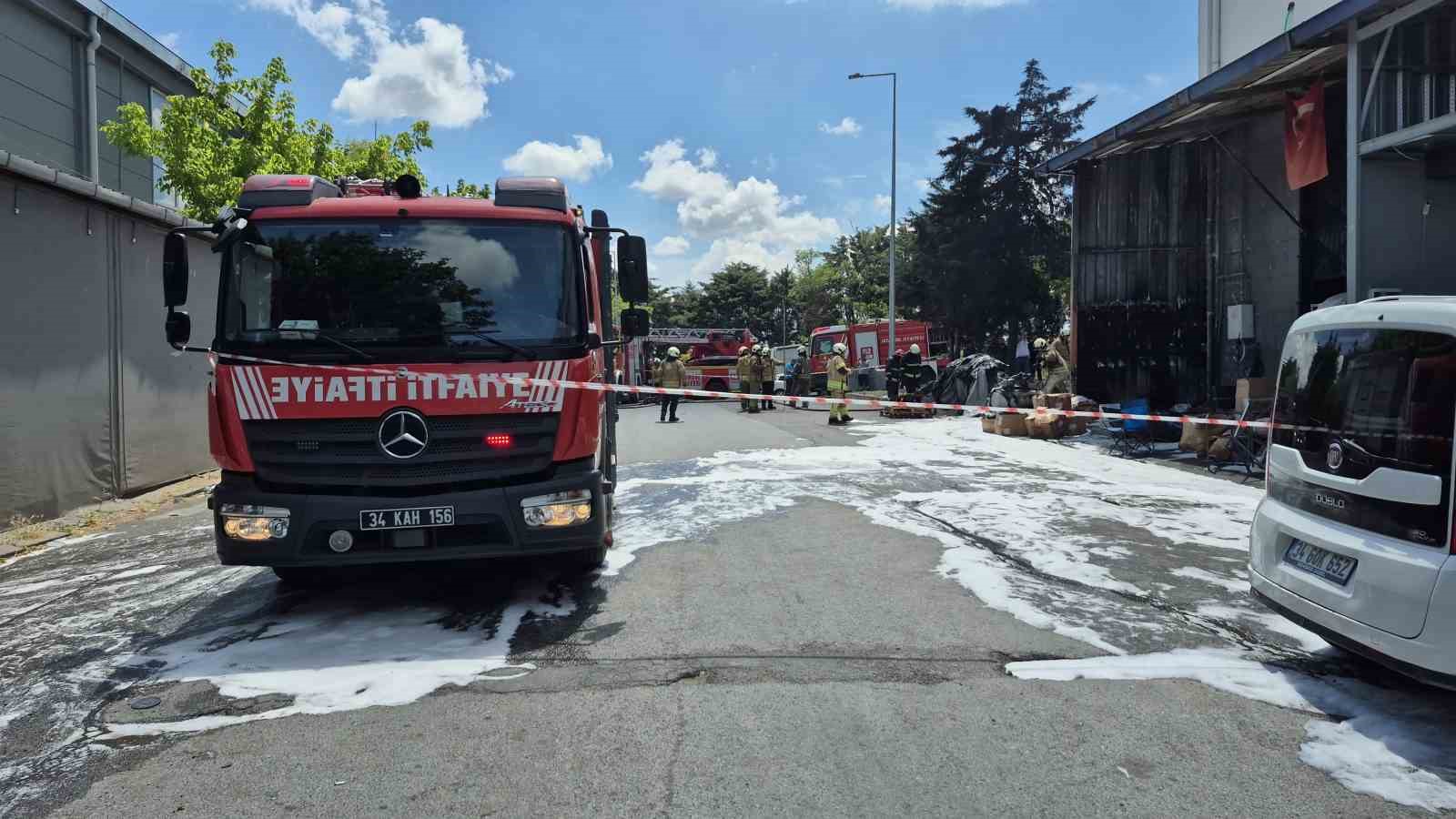 sultangazide boyalarin depolandigi alanda yangin cikti 0 qirAbBil