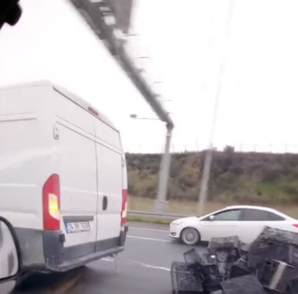 Sultangazi’de bu kadarına da "pes" dedirten görüntü: Aracın arkasına bağladığı onlarca kasayla böyle yol aldı 5 sultangazide bu kadarina da pes dedirten goruntu aracin arkasina bagladigi onlarca kasayla boyle yol vWPB9Jsg