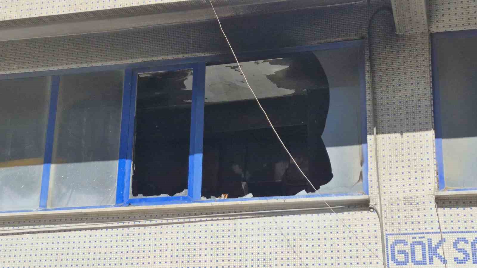 Sultangazi’de çıkan yangında zabıta ekibinin anonsu binayı boşalttı 7 sultangazide cikan yanginda zabita ekibinin anonsu binayi bosaltti 3 YQnZlJ2l