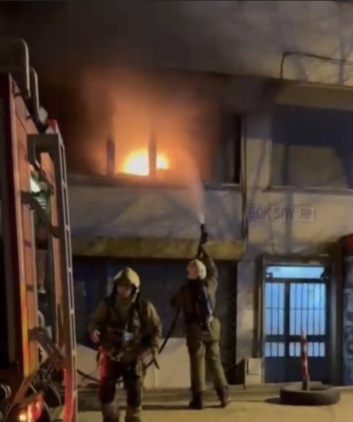 Sultangazi’de çıkan yangında zabıta ekibinin anonsu binayı boşalttı 10 sultangazide cikan yanginda zabita ekibinin anonsu binayi bosaltti 6 sy29USZ8