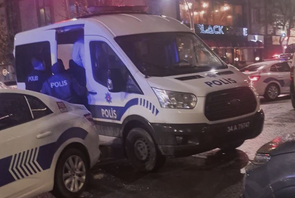 sultangazide iki kisi arasindaki kavgaya aileler dahil oldu ortalik savas alanina dondu 0 LDnMkGMj