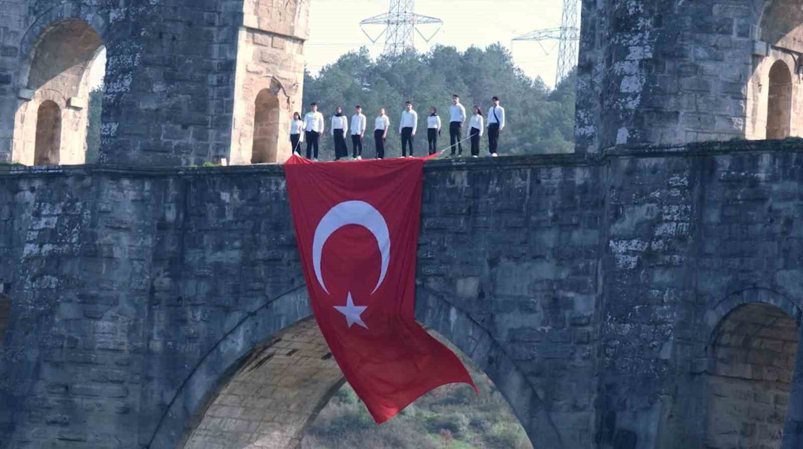 Sultangazi’de istiklal ruhu tarihi mekanlarla buluştu: Gençlerden anlamlı klip 4 sultangazide istiklal ruhu tarihi mekanlarla bulustu genclerden anlamli klip 0 2chiplE4