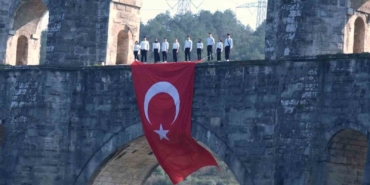 sultangazide-istiklal-ruhu-tarihi-mekanlarla-bulustu-genclerden-anlamli-klip-lk3pFJSv.jpg