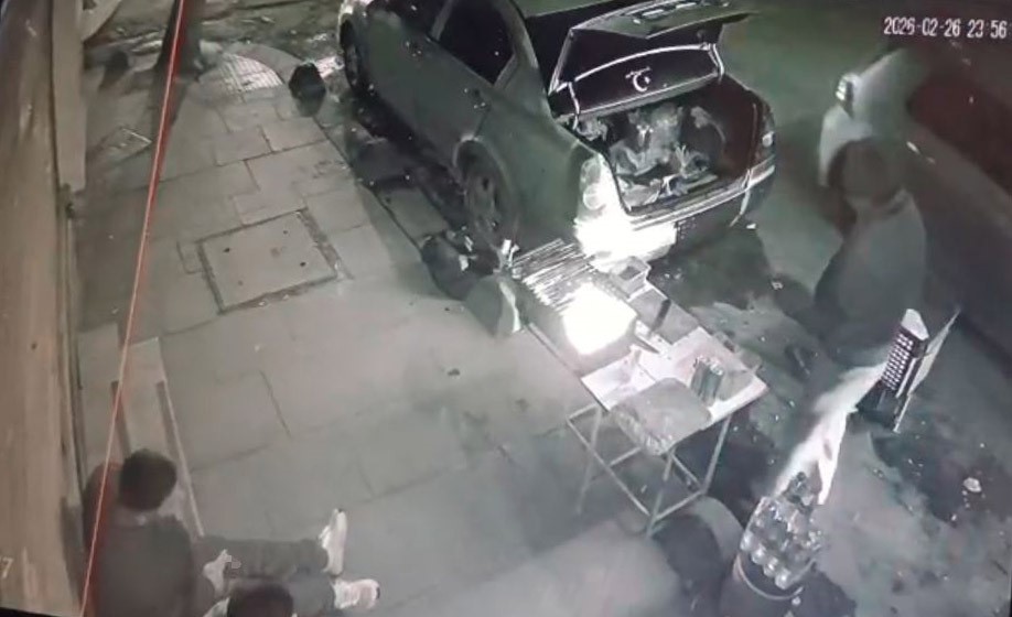 Sultangazi’de kaldırımdakilere ateş açıp kaçtılar, o anlar kamerada 4 sultangazide kaldirimdakilere ates acip kactilar o anlar kamerada 0 PSSD9AgG