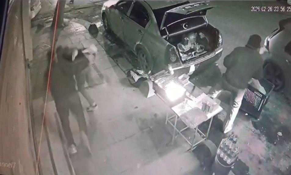 Sultangazi’de kaldırımdakilere ateş açıp kaçtılar, o anlar kamerada 5 sultangazide kaldirimdakilere ates acip kactilar o anlar kamerada 1 7B1CqyqN