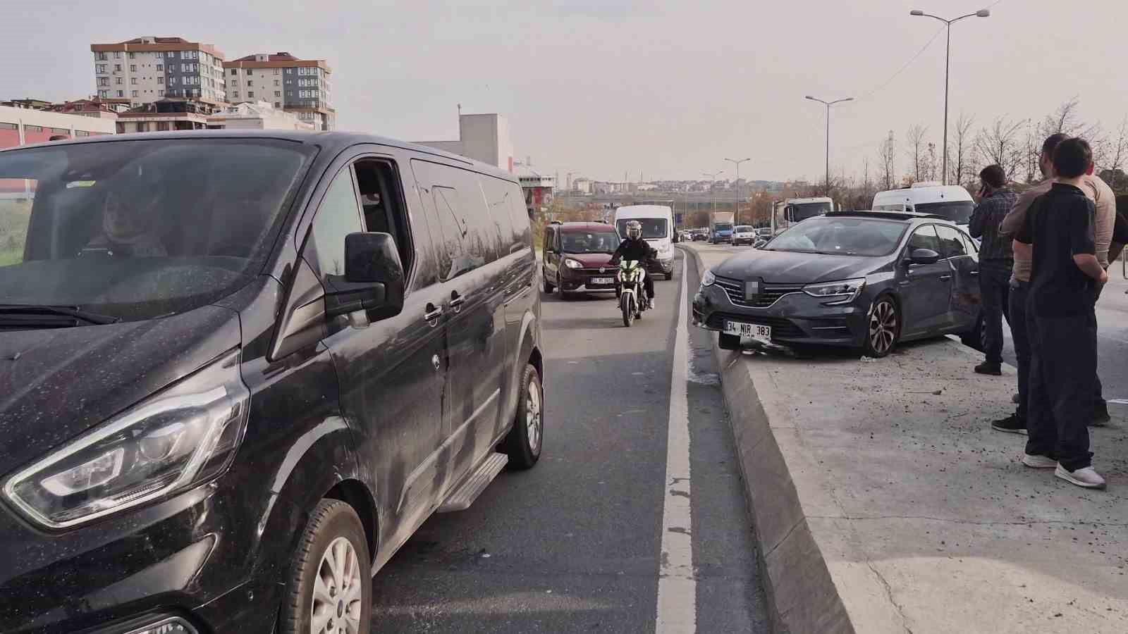 Sultangazi’de kamyonun sıkıştırdığı otomobil refüje çıktı: 1 Yaralı 4 sultangazide kamyonun sikistirdigi otomobil refuje cikti 1 yarali 0 2ZzzKmpP