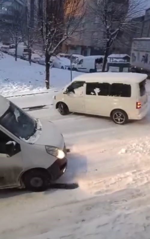 sultangazide kar yagisi kazalara neden oldu caddeler buz pistine dondu 0 b8D9anEM
