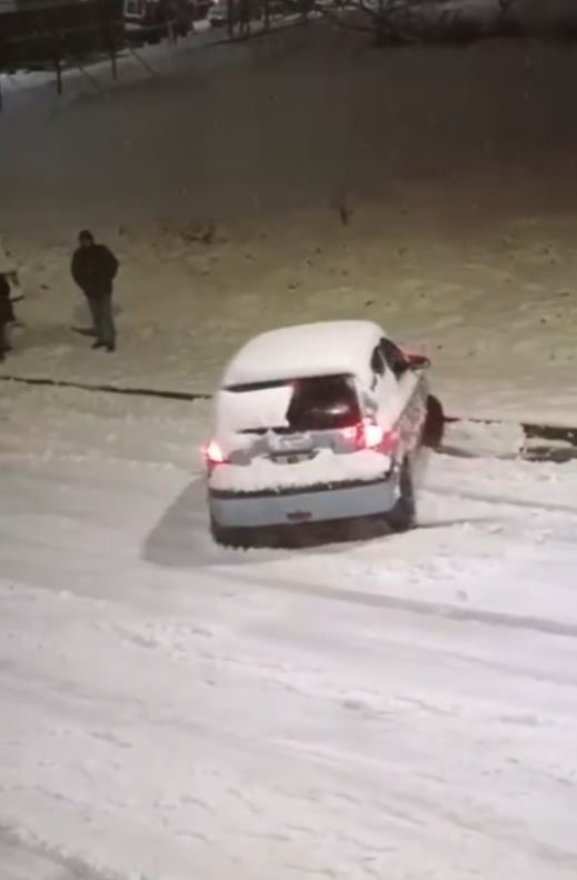 sultangazide kar yagisi kazalara neden oldu caddeler buz pistine dondu 1