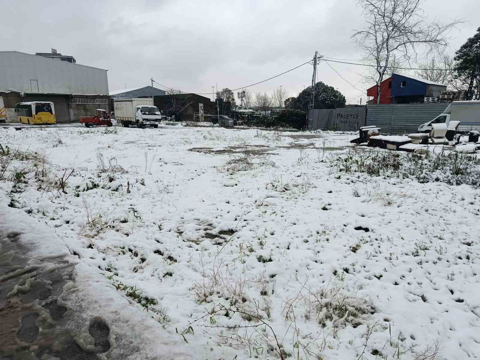 sultangazide kar yagisinda cocuklar sokaklara cikti 1 crhOAlNy