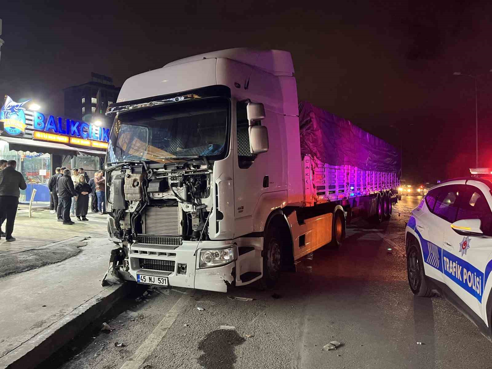 sultangazide kontrolden cikan tir park halindeki 5 araca carpti 1 yarali 0 65ZaB9Xt