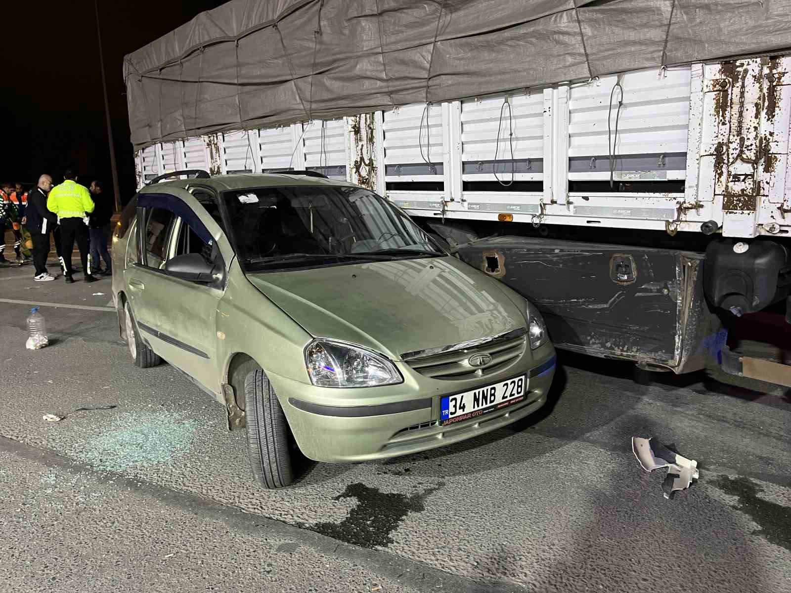sultangazide kontrolden cikan tir park halindeki 5 araca carpti 1 yarali 1