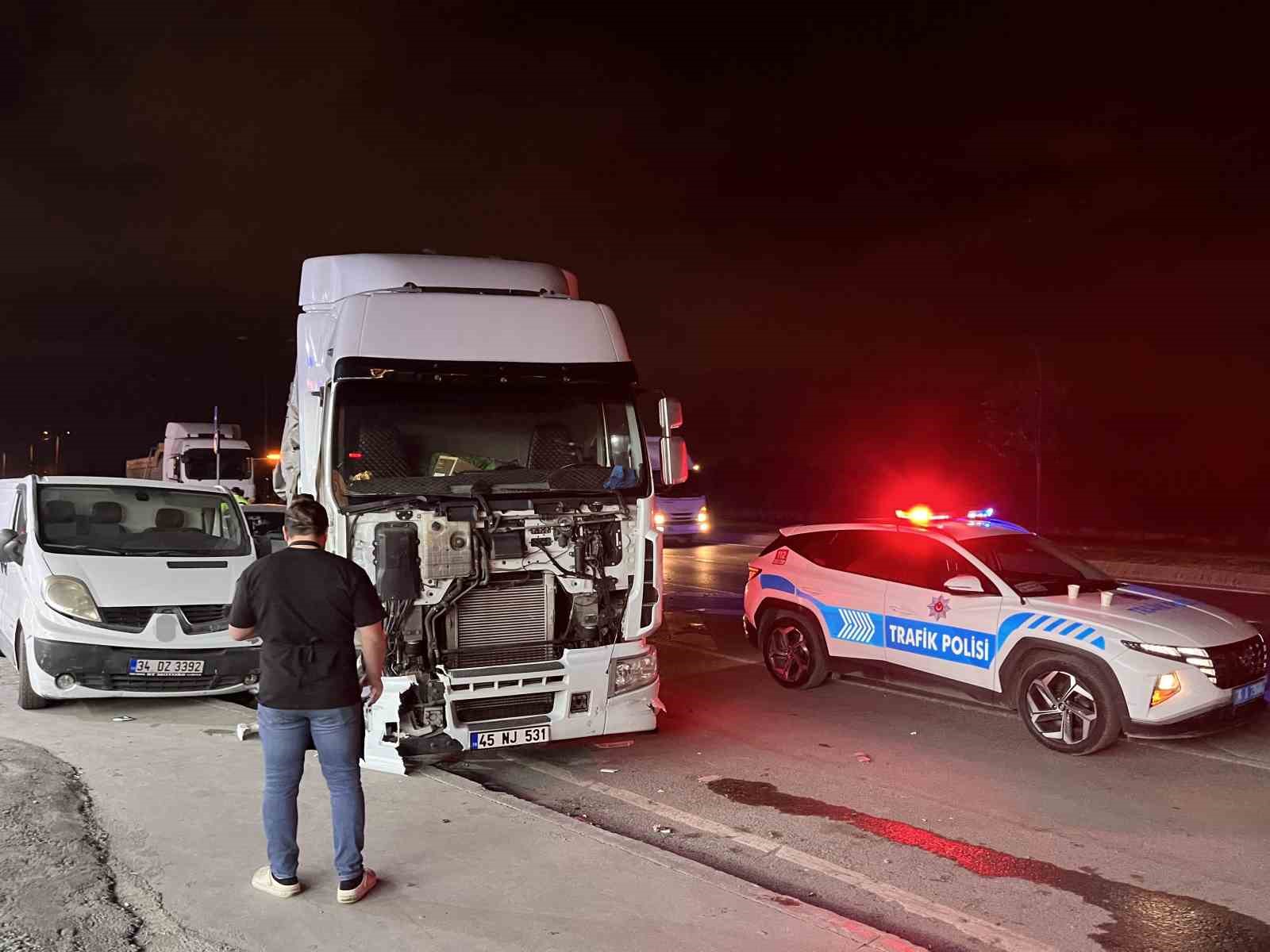 sultangazide kontrolden cikan tir park halindeki 5 araca carpti 1 yarali 2 vrbPv364