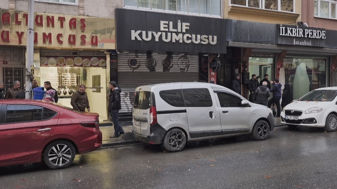 Sultangazi’de kuyumcu vurgunu: Altınları alıp kayıplara karıştı 5 sultangazide kuyumcu vurgunu altinlari alip kayiplara karisti 1 jByAi9Ob