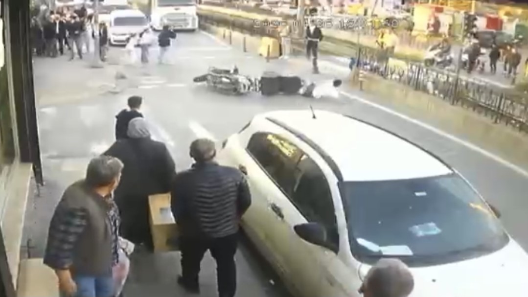 sultangazide motosiklet yayaya carpti kaza ani kamerada 1