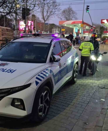 sultangazide-motosiklet-yayaya-carpti-kaza-ani-kamerada-jfeiJvMn.jpg