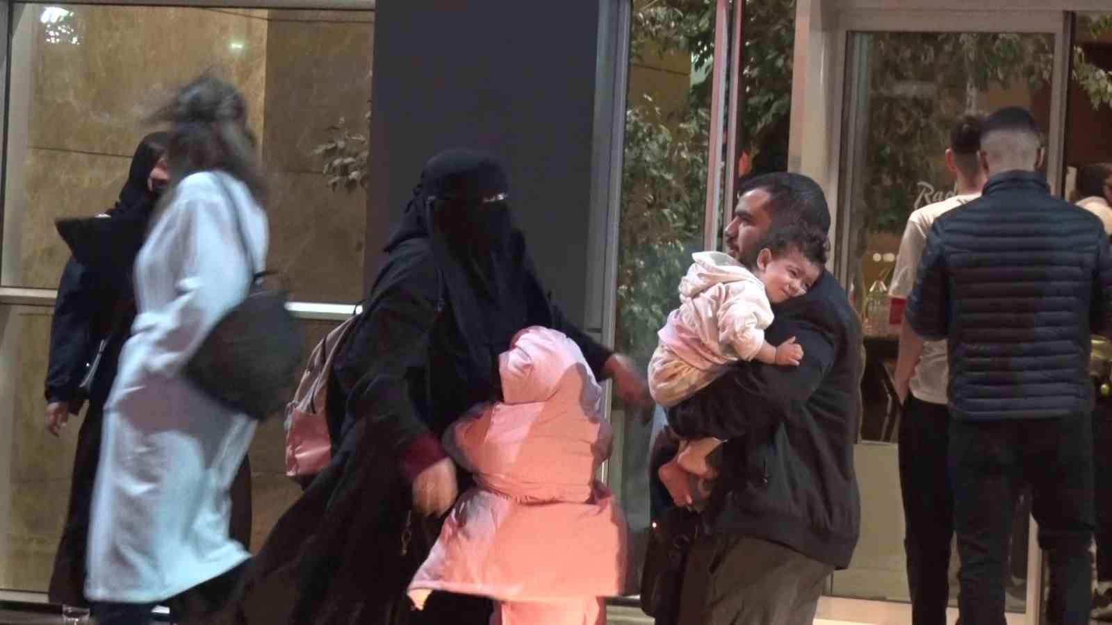 sultangazide otelde yangin panigi 4 kisi hastaneye kaldirildi 6