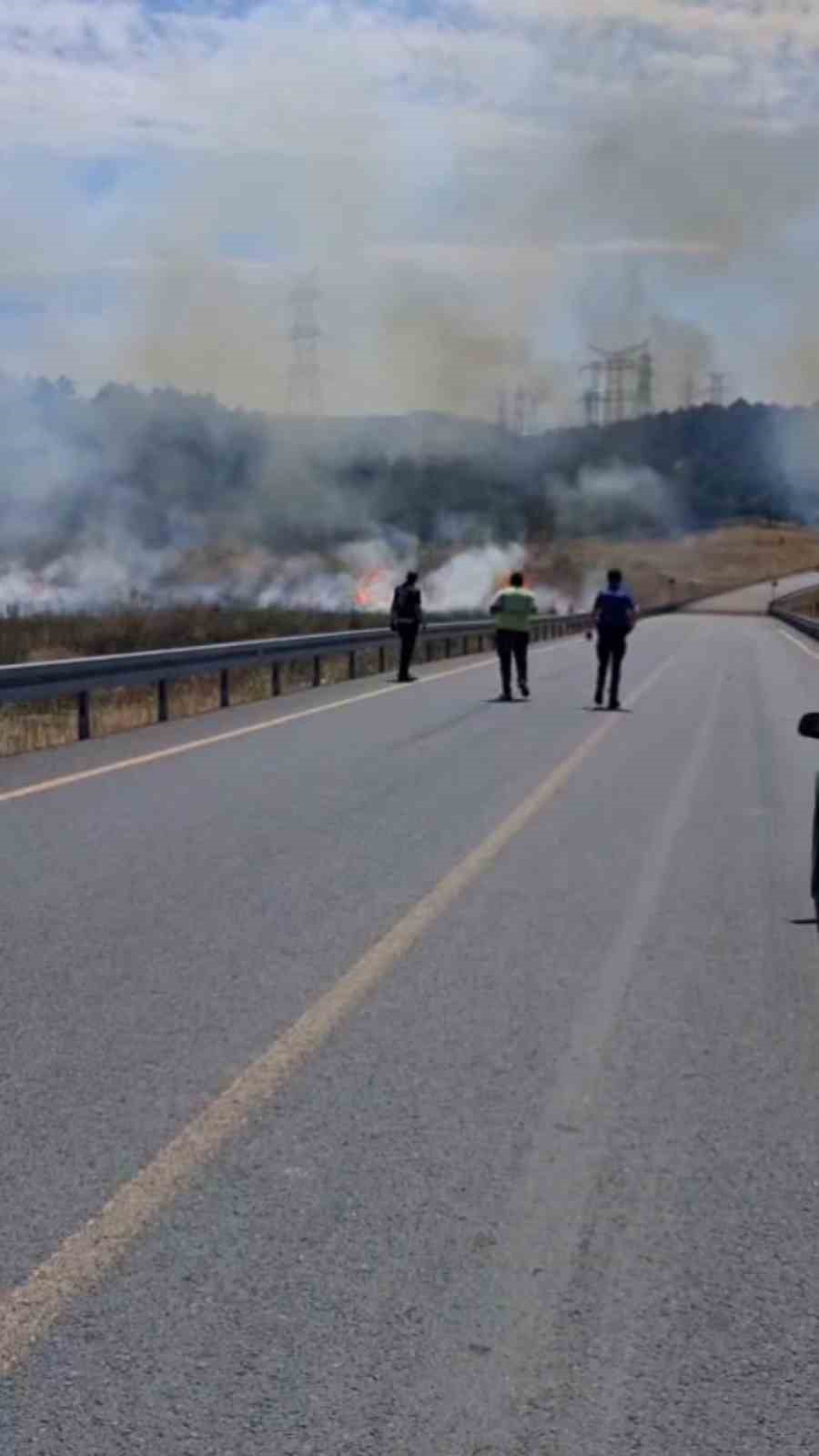 Sultangazi’de otluk alanda çıkan yangın ormana sıçradı 8 sultangazide otluk alanda cikan yangin ormana sicradi 4 WVO7NqJX