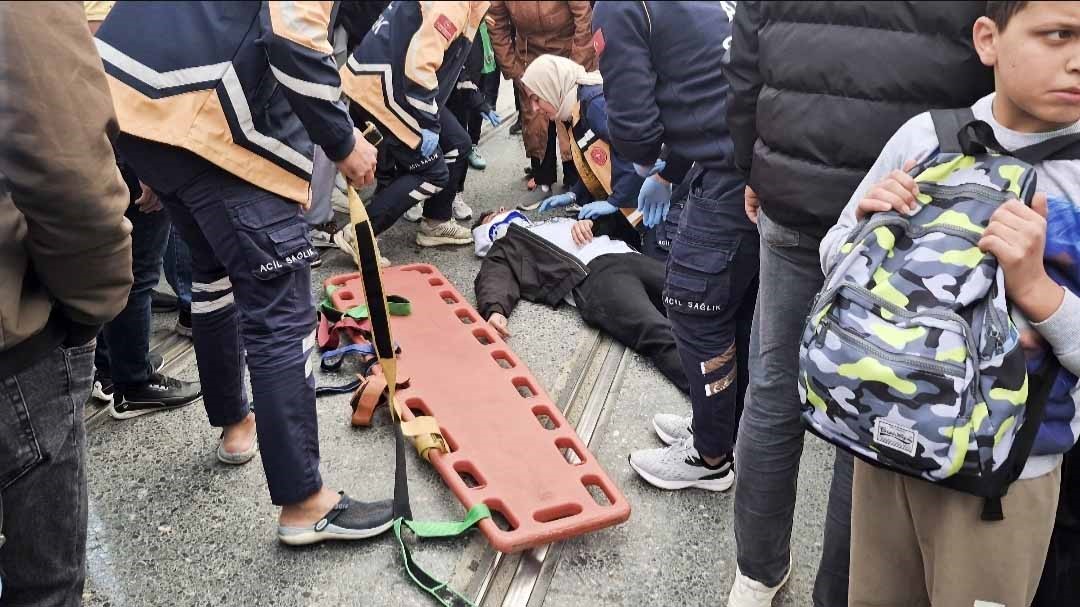 sultangazide otomobil ile motosiklet tramvay yolunda carpisti 1 yarali 0 IpQ99YN3