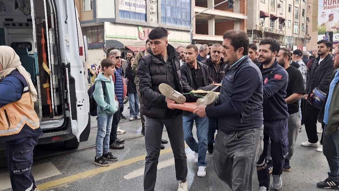 sultangazide otomobil ile motosiklet tramvay yolunda carpisti 1 yarali 2 uGtkWEdw