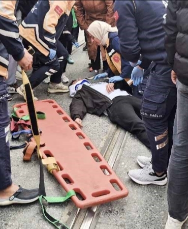 sultangazide-otomobil-ile-motosiklet-tramvay-yolunda-carpisti-1-yarali-kfN25YkZ.jpg
