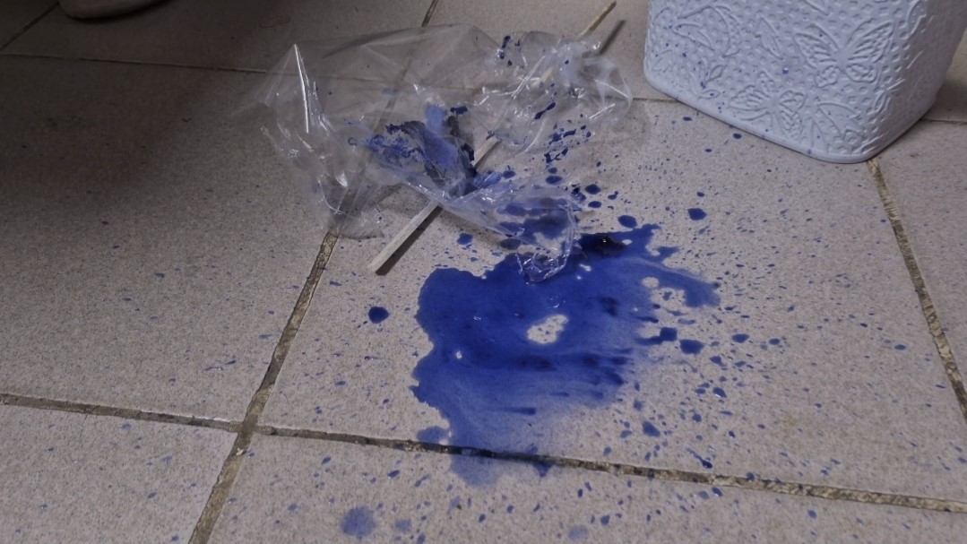 Sultangazi’de pamuk şeker aldı, gıda boyası çıktı: 5 yaşındaki çocuk ağzı köpürerek hastalandı 6 sultangazide pamuk seker aldi gida boyasi cikti 5 yasindaki cocuk agzi kopurerek hastalandi 2 KvJfw9vp