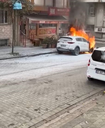 sultangazide-park-halindeki-arac-alevlere-teslim-oldu-69sZM142.jpg