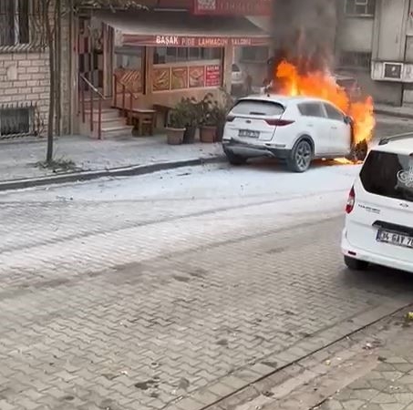 sultangazide-park-halindeki-arac-alevlere-teslim-oldu-69sZM142.jpg