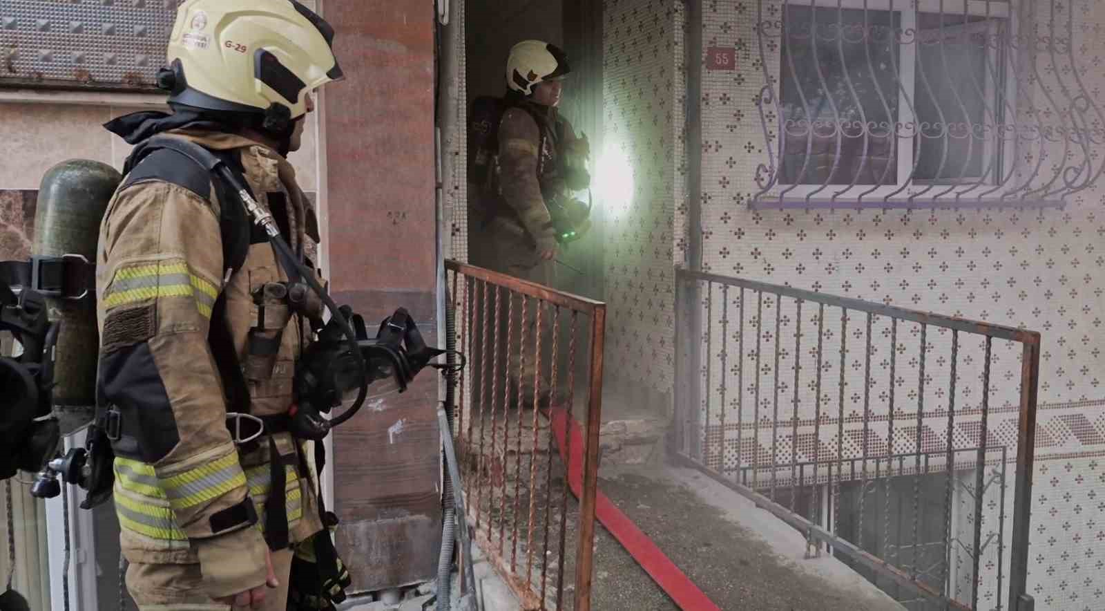Sultangazi’de tekstil atölyesinde yangın 5 sultangazide tekstil atolyesinde yangin 1 PH4hXait