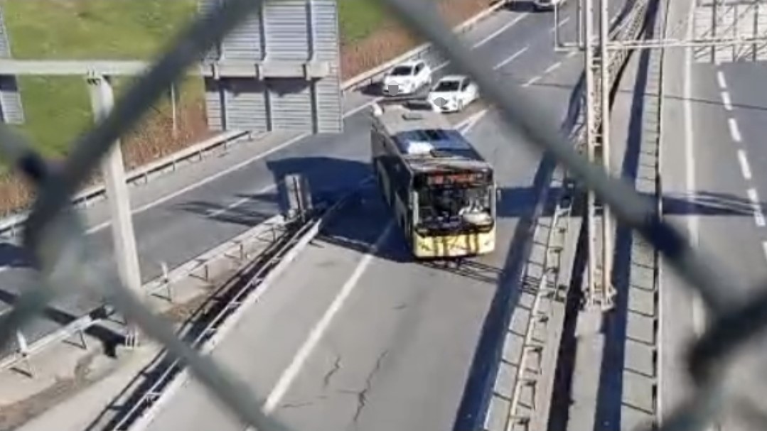 Sultangazi’de yanlış yola giren İETT otobüsü trafiği tehlikeye attı, o anlar kamerada 4 sultangazide yanlis yola giren iett otobusu trafigi tehlikeye atti o anlar kamerada 0 IJlGGkGI