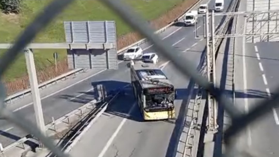 Sultangazi’de yanlış yola giren İETT otobüsü trafiği tehlikeye attı, o anlar kamerada 5 sultangazide yanlis yola giren iett otobusu trafigi tehlikeye atti o anlar kamerada 1 gMI9N8qu