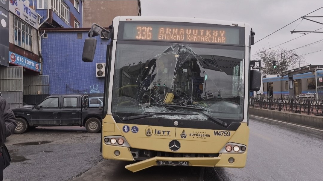 Sultangazi’de yola dökülen akaryakıt kazalara neden oldu: İETT otobüsü direğe çarptı 5 sultangazide yola dokulen akaryakit kazalara neden oldu iett otobusu direge carpti 1 2ktChvsh