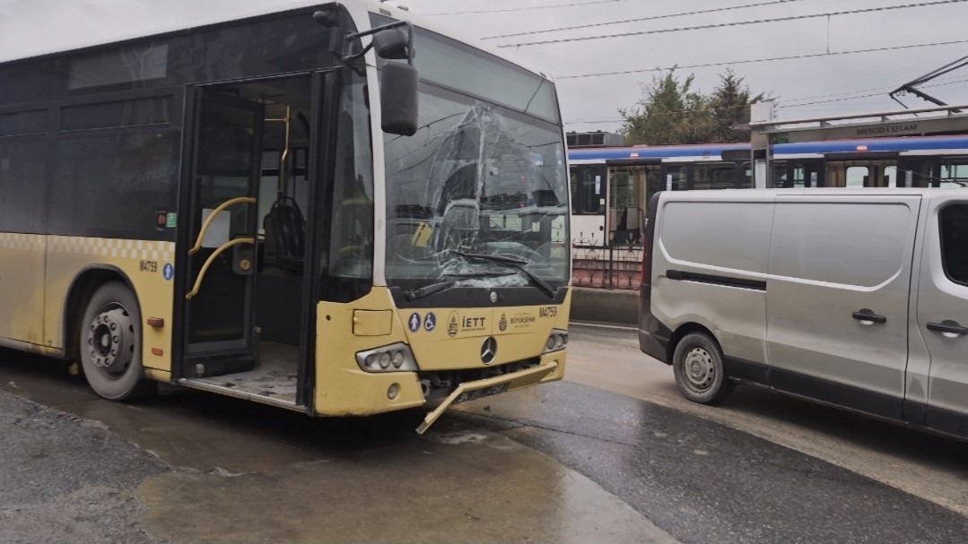 Sultangazi’de yola dökülen akaryakıt kazalara neden oldu: İETT otobüsü direğe çarptı 6 sultangazide yola dokulen akaryakit kazalara neden oldu iett otobusu direge carpti 2 A4AelR3Z