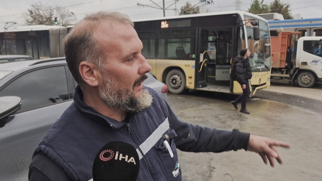 Sultangazi’de yola dökülen akaryakıt kazalara neden oldu: İETT otobüsü direğe çarptı 7 sultangazide yola dokulen akaryakit kazalara neden oldu iett otobusu direge carpti 3 ffZaW3qY