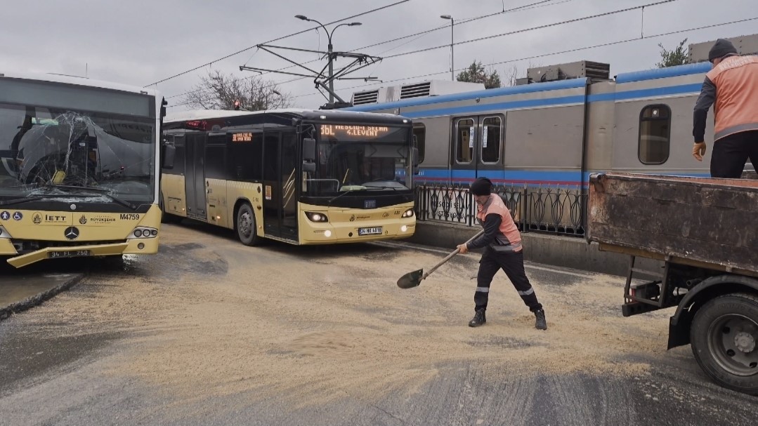 Sultangazi’de yola dökülen akaryakıt kazalara neden oldu: İETT otobüsü direğe çarptı 8 sultangazide yola dokulen akaryakit kazalara neden oldu iett otobusu direge carpti 4 jmOALRpt